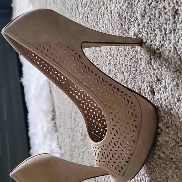 Apt. 9 heels - Picture 2 of 4